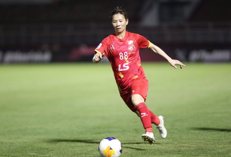 Cô được ví như “người giữ nhịp” thầm lặng, góp phần duy trì sự ổn định cho đội bóng trong hơn một thập kỷ