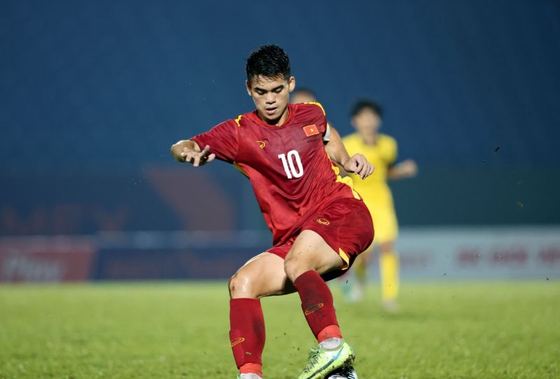 Khuất Văn Khang nổi bật với kỹ thuật khéo léo, tư duy chiến thuật và sự điềm tĩnh