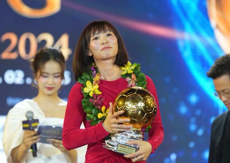 Ở tuổi ngoài 30, cô vẫn miệt mài thi đấu và là hình mẫu truyền cảm hứng cho nhiều thế hệ cầu thủ trẻ