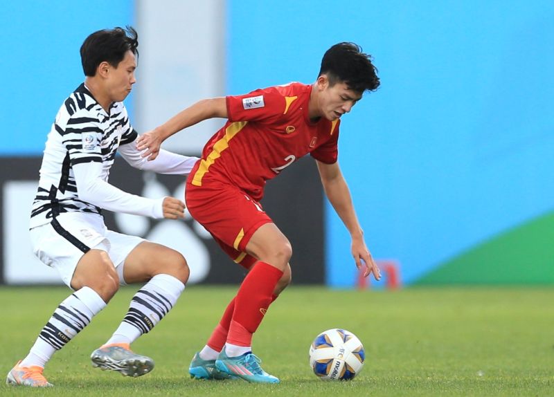 Phan Tuấn Tài gây ấn tượng với những pha leo biên tốc độ, tạt bóng chính xác và phòng ngự thông minh