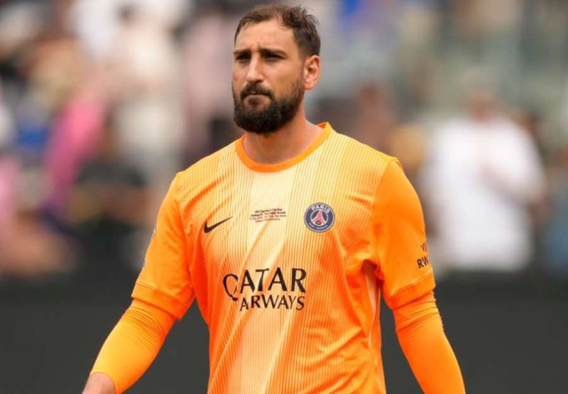 Anh nổi bật với chiều cao 1m96 cùng phản xạ nhanh nhạy trong khung gỗ