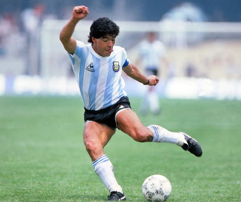 Diego Maradona là huyền thoại bóng đá Argentina với những bàn thắng để đời