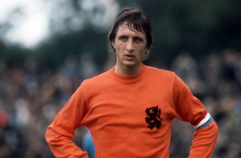 Johan Cruyff là huyền thoại bóng đá Hà Lan với triết lý Totaalvoetbal vượt thời đại