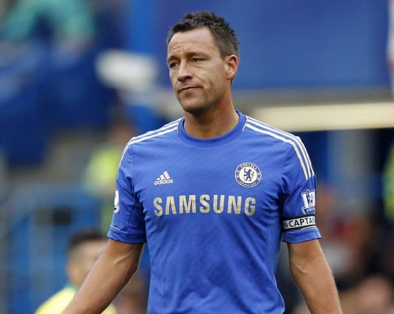 John Terry là trung vệ huyền thoại của Chelsea với phong cách thi đấu mạnh mẽ