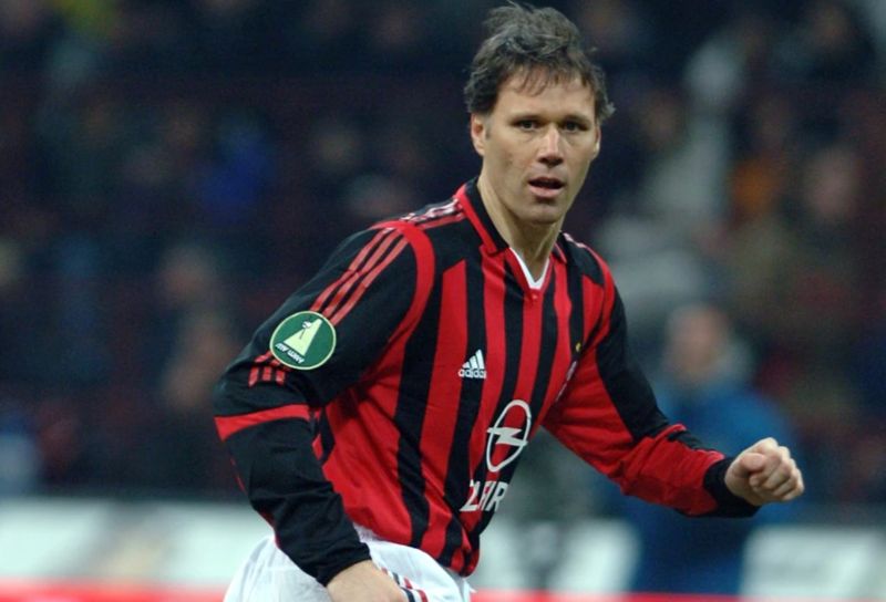 Marco van Basten là tiền đạo huyền thoại Hà Lan, nổi tiếng với khả năng dứt điểm hoàn hảo