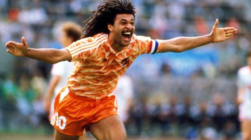 Ruud Gullit là huyền thoại bóng đá Hà Lan, nổi bật với kỹ thuật điêu luyện và khả năng lãnh đạo trên sân